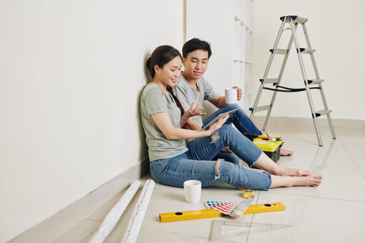couple qui prépare la rénovation de leur logement