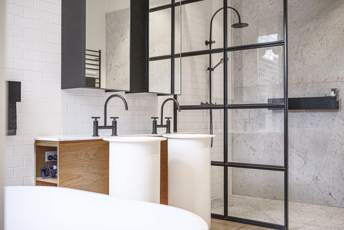 une sale de bain avec un revêtement neuf