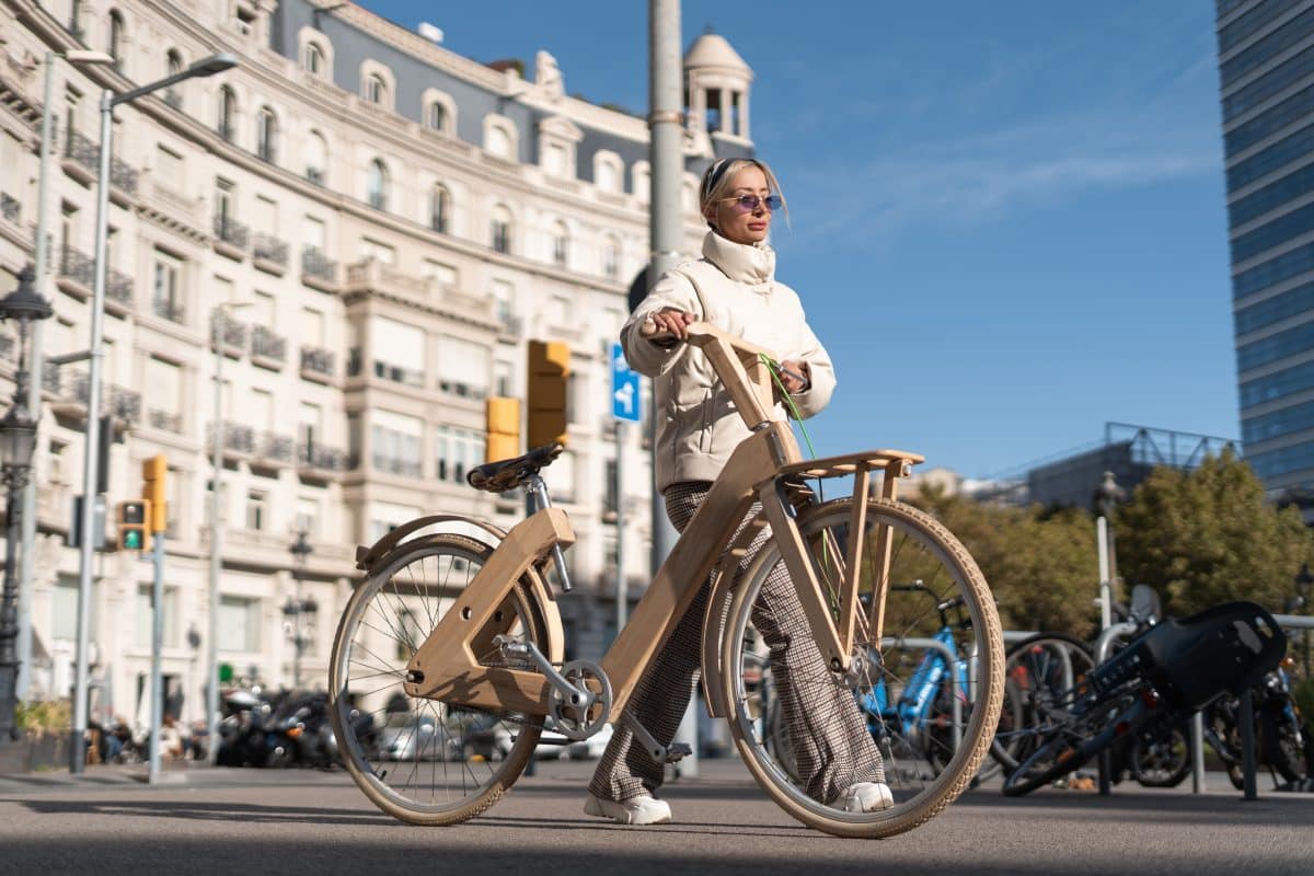 une dame avec un vélo