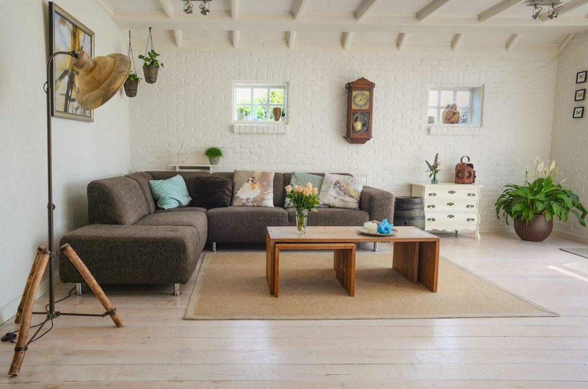 intérieur d'un salon spacieux avec table basse moderne et déco murale