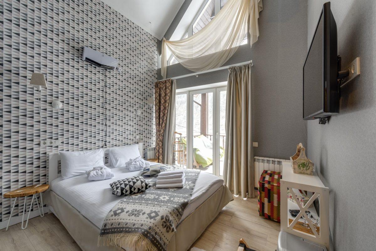 papier paint design dans une chambre à coucher moderne bien eclairée
