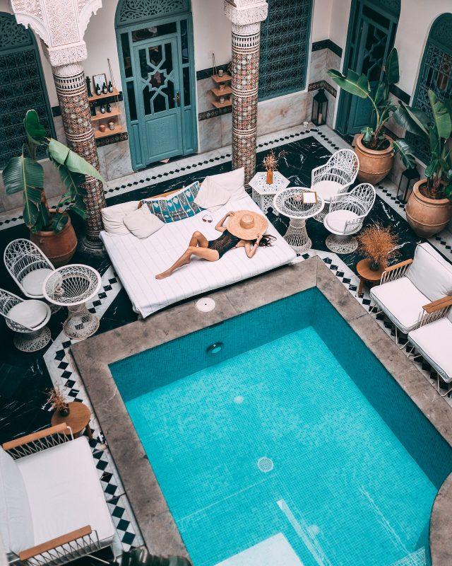 une jeune femme se repose près de la mini piscine luxueux