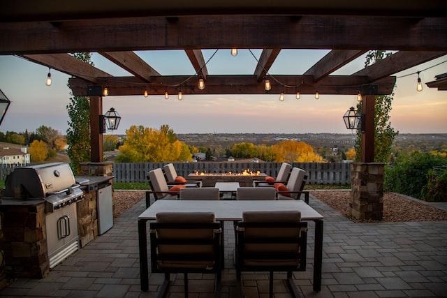 une terrasse contemporaine à l'abri d'une pergola bioclimatique enèbois