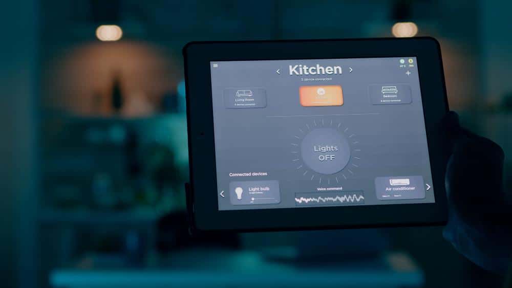 gros plan sur une tablette avec une application de maison intelligente active
