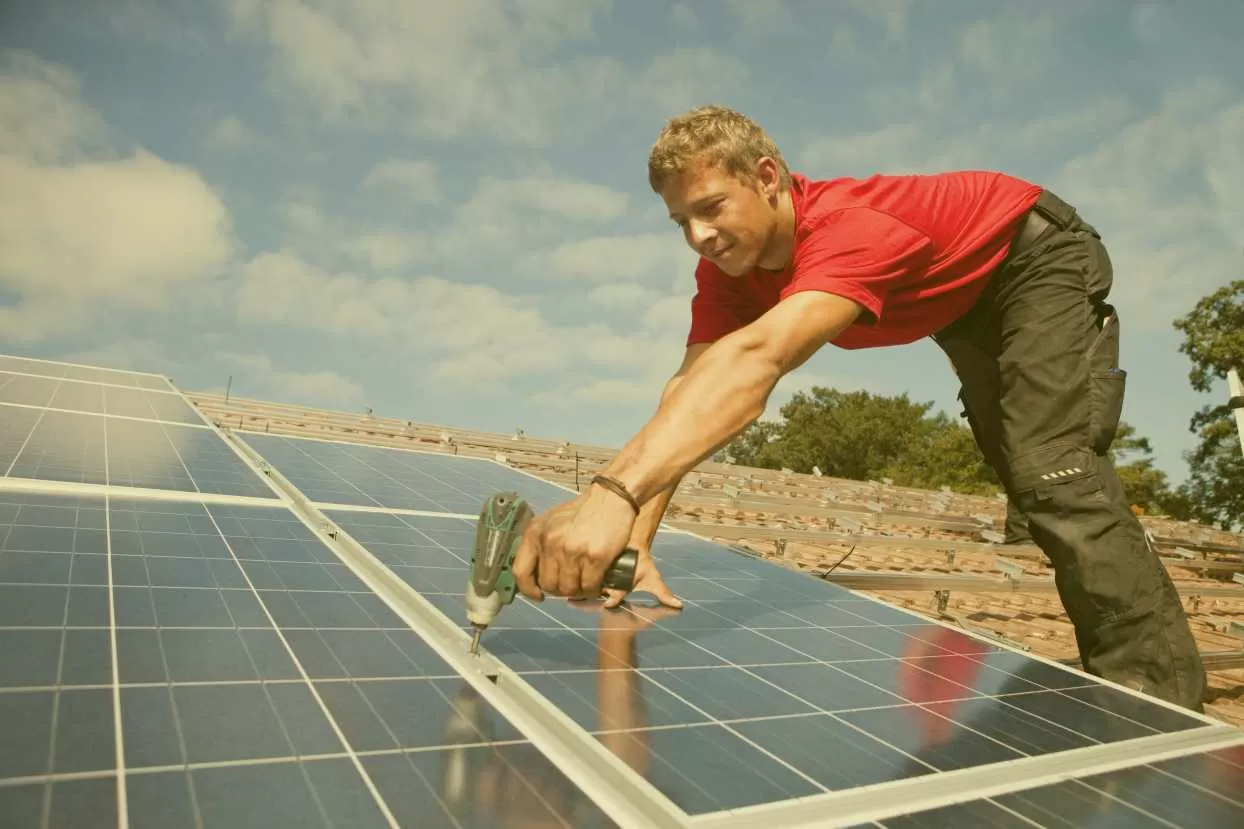 panneau solaire photovoltaique transformez la lumiere du soleil en electricite propre.webp
