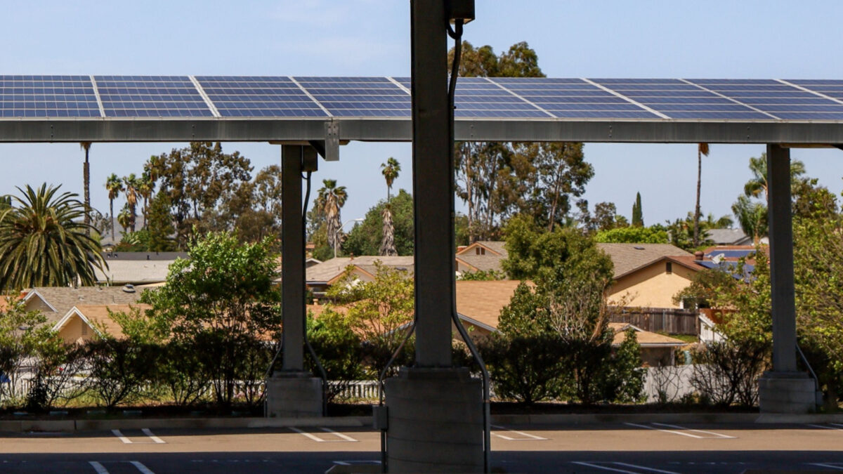 carport avec panneaux solaires proteger vos vehicules tout en produisant de l energie renouvelable.jpeg