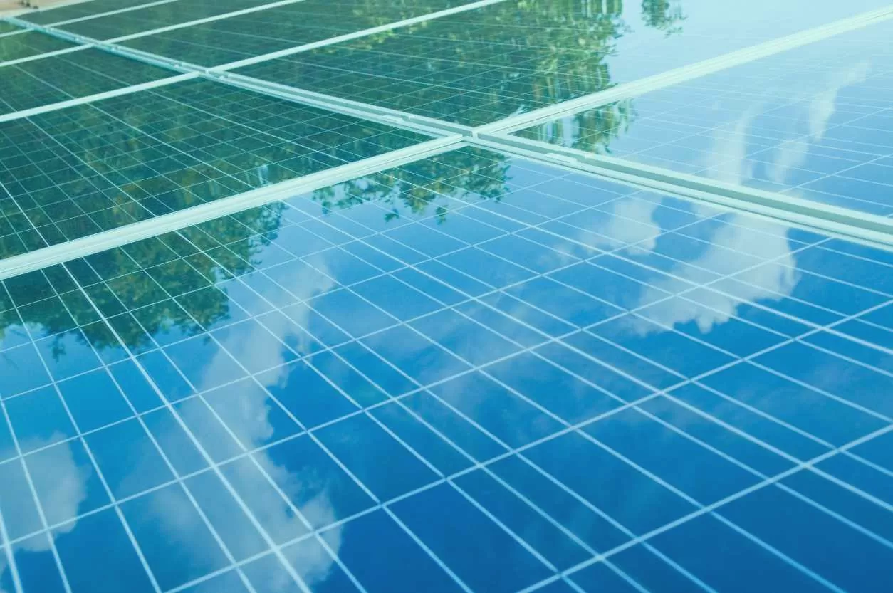 panneaux solaires fabriques en france soutenir l economie locale et les energies renouvelables.webp