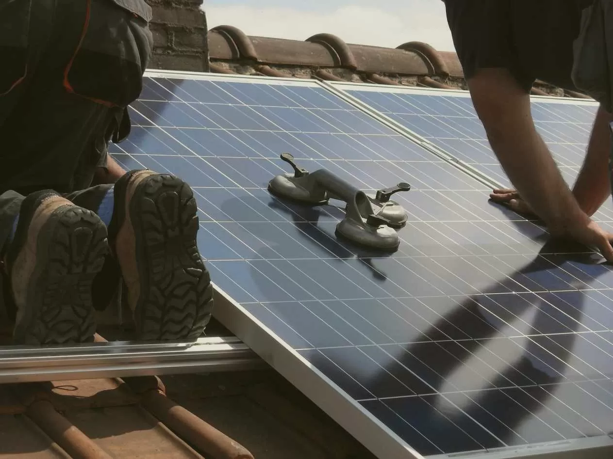 panneau solaire autonome avec batterie alimentez vos appareils meme en l absence de soleil.webp